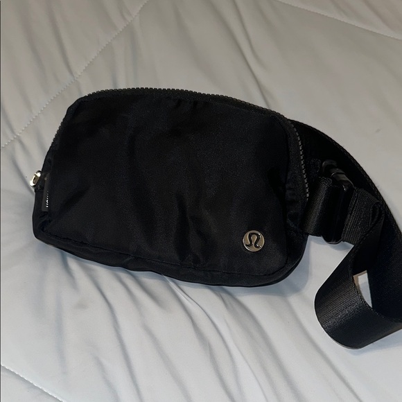 lululemon athletica everywhere belt bag 1L black EUC - Picture 2 of 8
